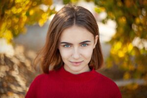 秋の抜け毛に悩む女性がヘアピースを装着するメリットは？