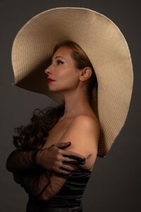 秋の抜け毛が気になる女性50代が知っておくべき必要ケアは？