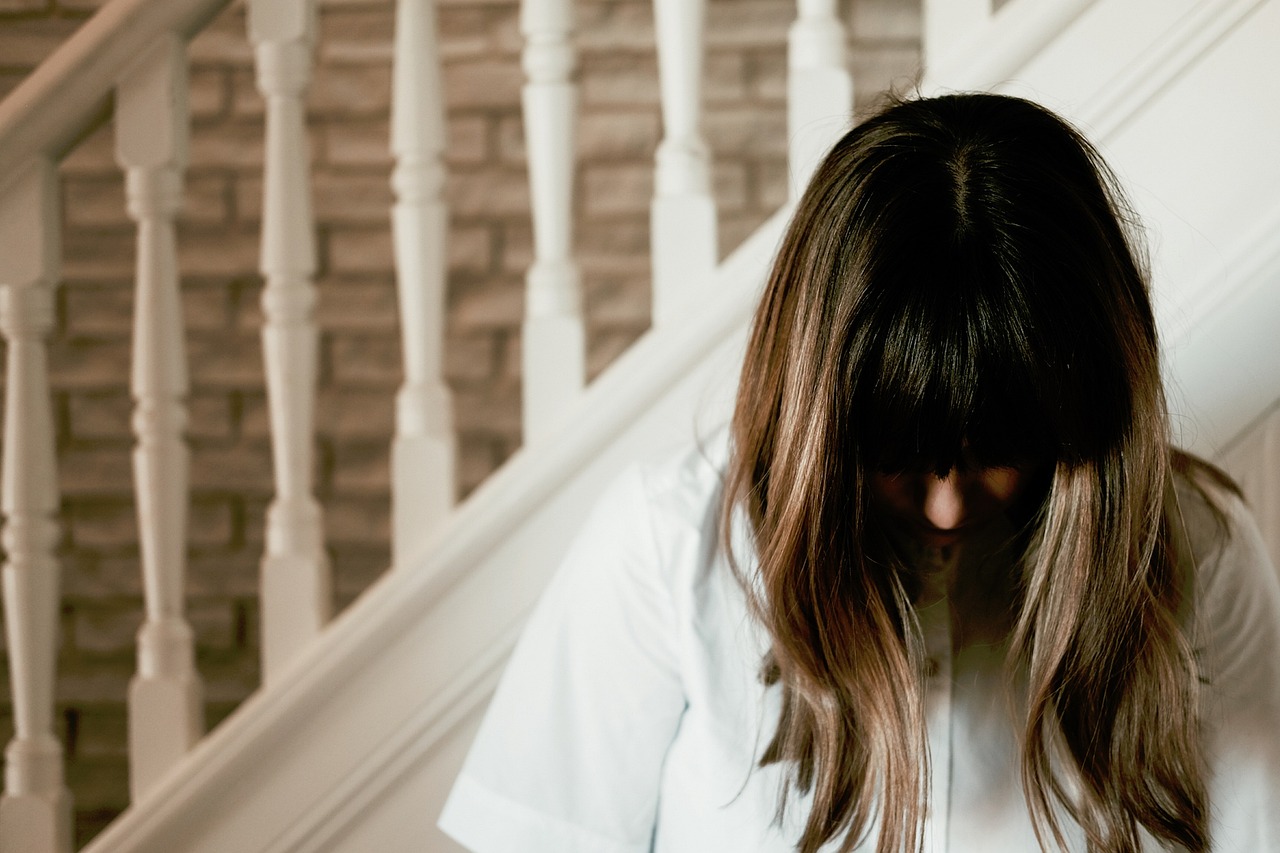 秋の抜け毛で女性の前髪が薄い時の対策は？
