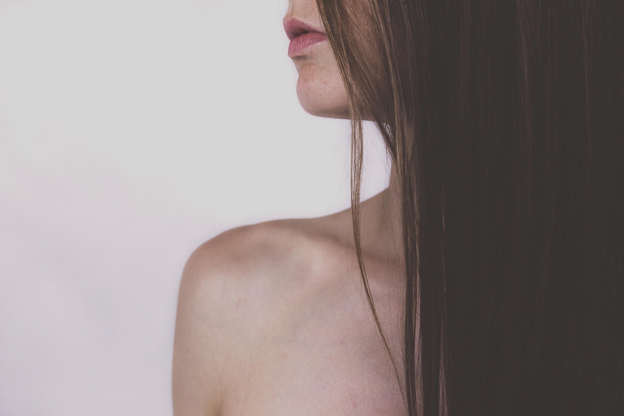 秋の抜け毛に悩む女性が髪色を明るめにカバーする方法は？