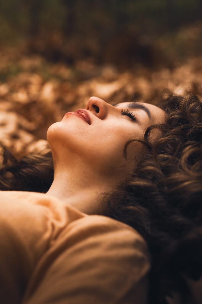 秋の抜け毛に悩む女性の髪型カバーアイデアは？