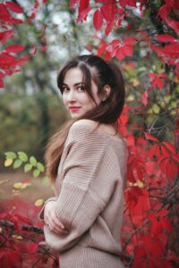 女性の抜け毛が秋に増える原因は何？
